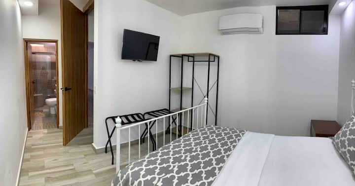 กล้องเตียงคู่พร้อมห้องน้ำส่วนตัวกระเป๋าเดินทางที่แขวนเสื้อผ้าทีวีและเครื่องปรับอากาศ!