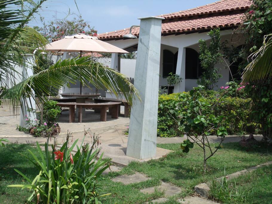 ÁREA PARA CONFRATERNIZAÇÃO, DUCHA E JARDIM