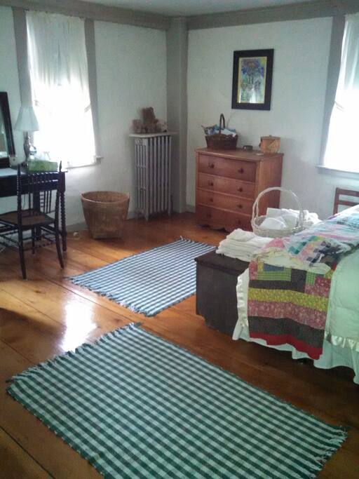 Guest Room - 2nd floor - QUEEN bed.