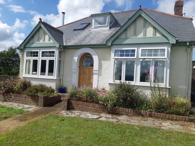 A fabulous space with wonderful restaurant nearby.