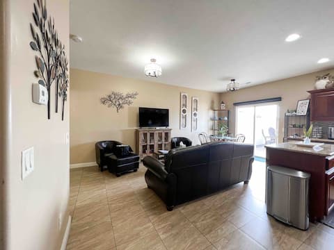 Darling 3 Bedroom, 2 1/2 Bath with Pool & Hot tub