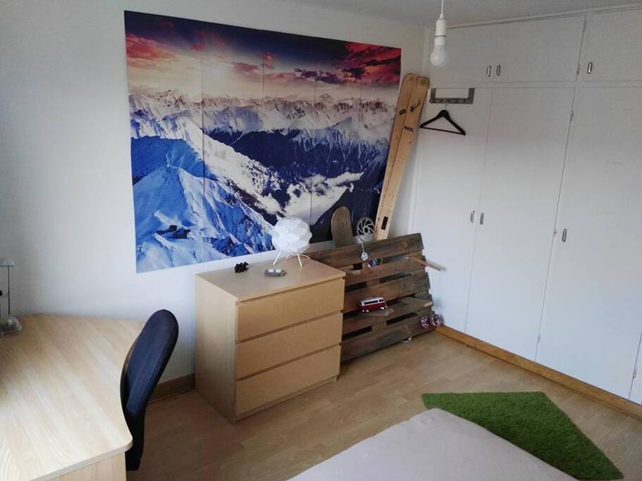 Geräumiger Kleiderschrank, Kommode und Schreibtisch