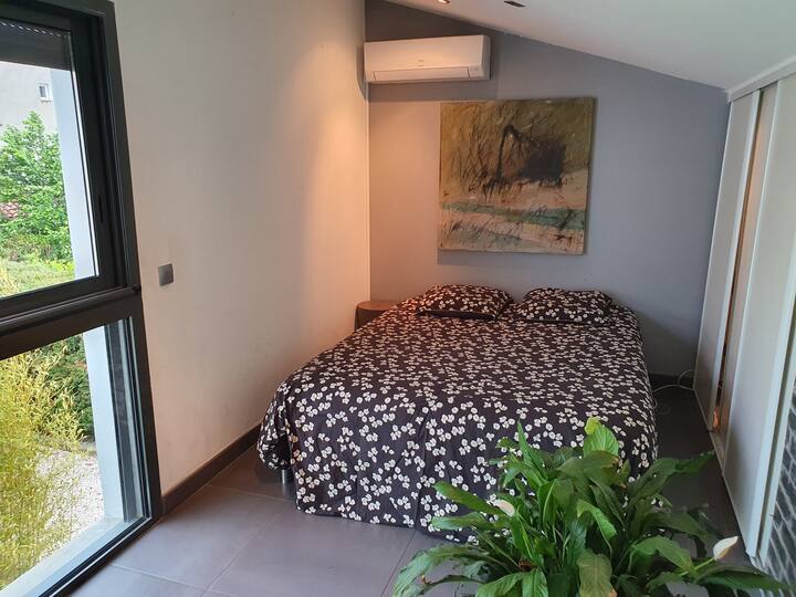 4. spavaća soba 
klimatizirano 20 m² s bračnim krevetom 160×200 + dvostruki madrac na napuhavanje 