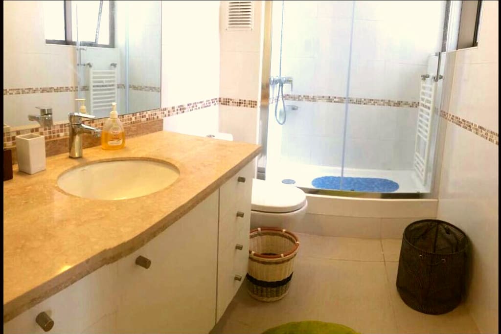 3 baños con ducha de finas terminaciones .