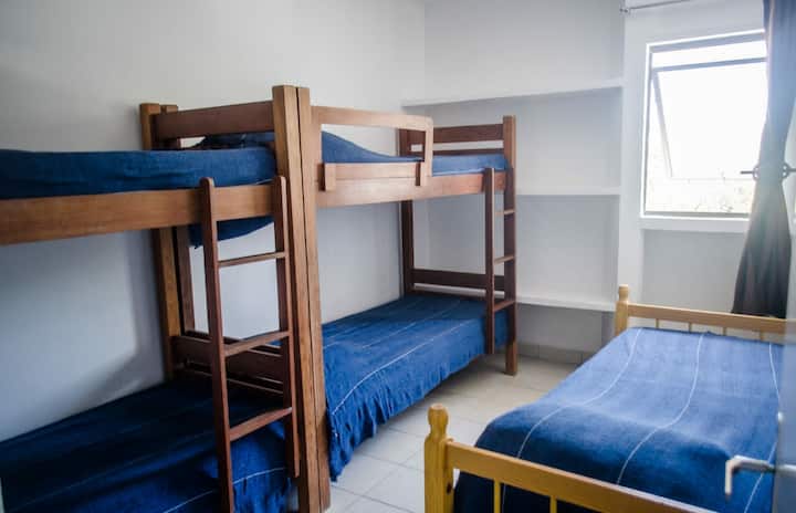 Slaapkamer 2 - met 02 stapelbedden en een eenpersoonsbed. (Slaapkamer 2)