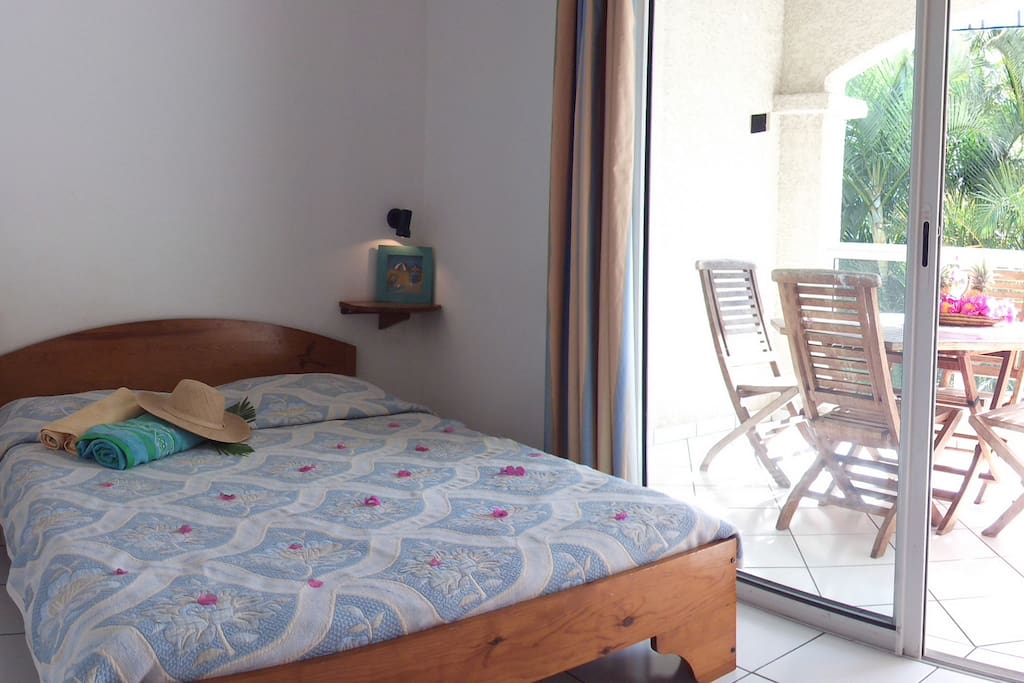 Une chambre double s'ouvrant sur une terrasse ou balcon