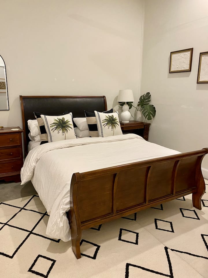 Chambre deux, lit queen size, draps 100% coton et doona ont également un nouveau matelas, un ventilateur de plafond et c'est également une chambre entièrement isolée pour des nuits paisibles qui dorment une belle lucarne avec vue sur le ciel nocturne depuis le lit