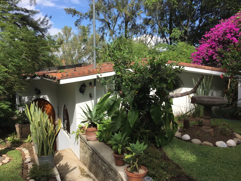 Villa Escondida, a 1950s house in a Cuernavaca garden, Cuernavaca, Morelos, Mexico, photo 7 of 10