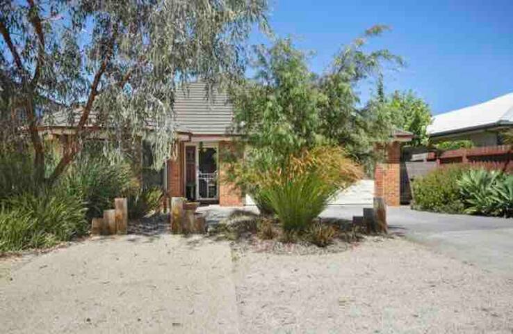 “Gumnut Mews” Bright & Cheerful 4brm family home. gallery image 2