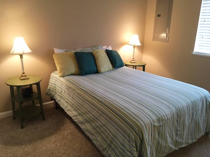 Predná spálňa má dostatok súkromia s manželskou posteľou a priľahlou kúpeľňou s toaletou.