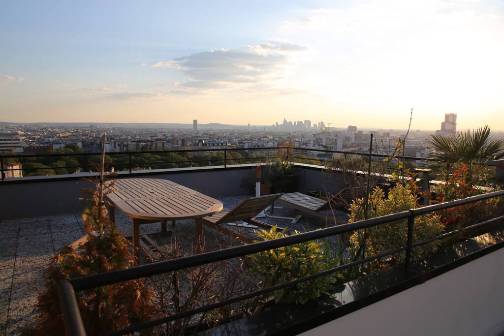Terrasse avec table et transats