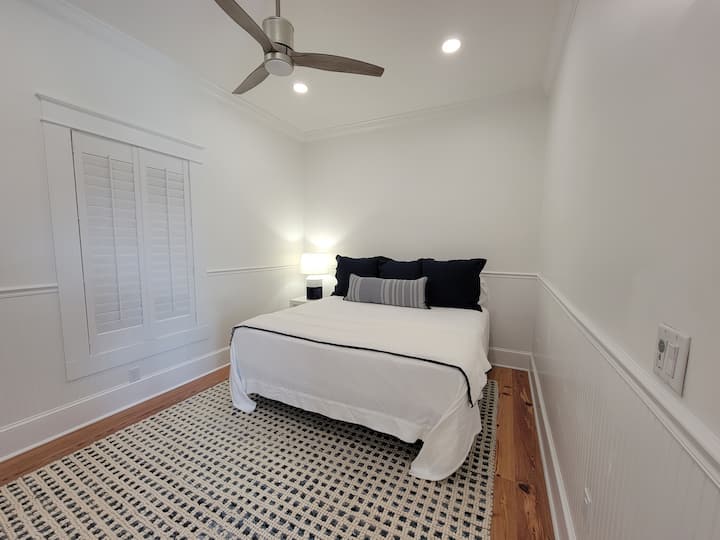 Chumba kikuu cha kulala chenye kitanda aina ya king. 