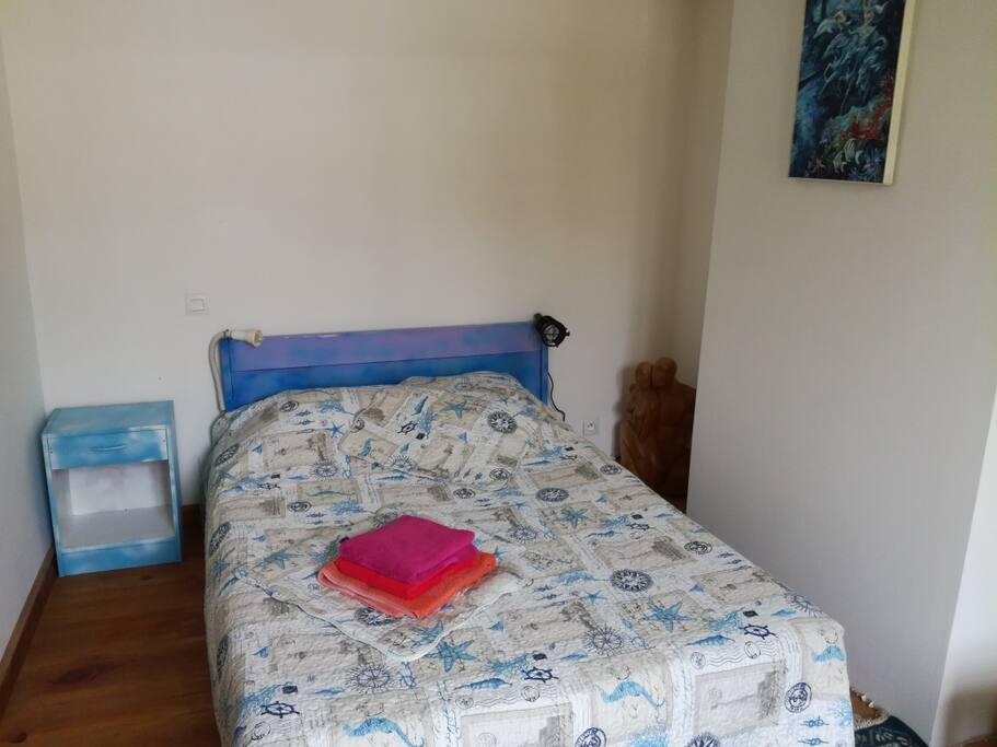 La chambre très simple ici présentée va être sérieusement re-décorée pour vous recevoir agréablement .