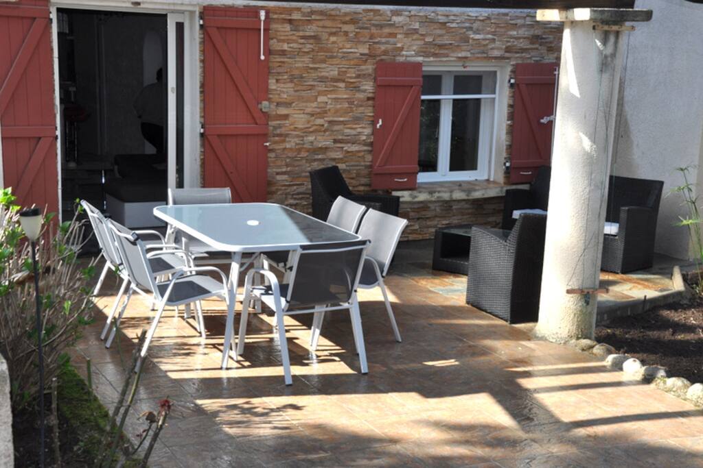 terrasse couverte avec mobilier de jardin et barbecue