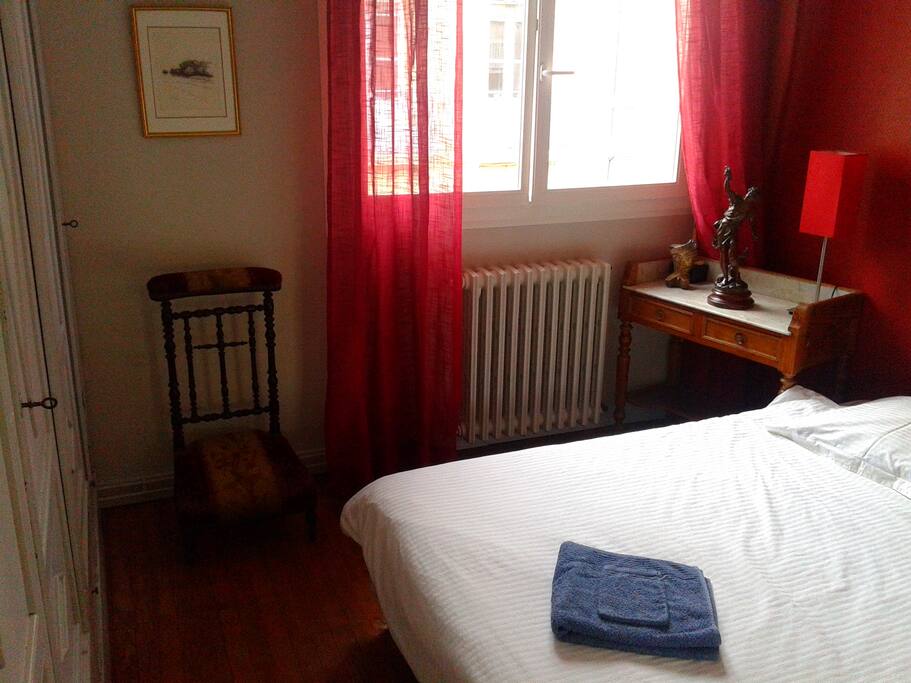 Chambre au grand lit