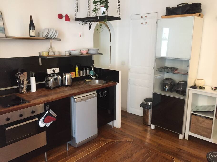 Cuisine équipée Lave-vaisselles, Four double plaques, frigo, congélateur.