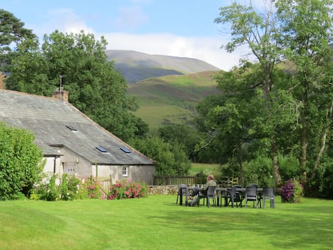 Mireside Farmhouse: woodburner, Pet Friendly, wifi