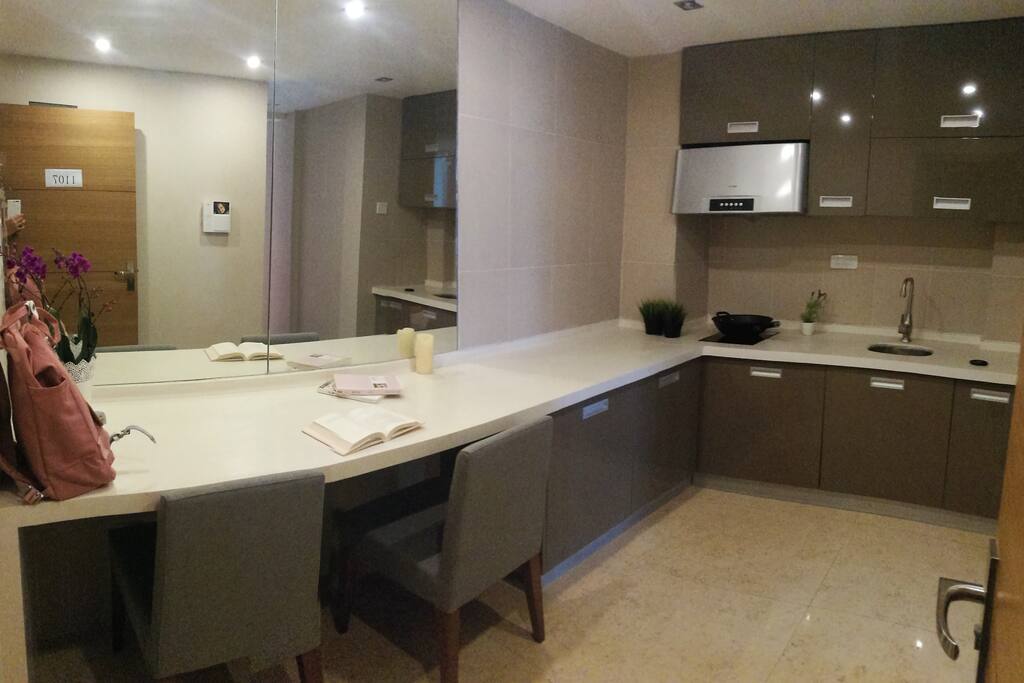 工作台,厨房操作台连成一个大房间,很酷的设计,还可以和朋友在这美美地吃一餐
