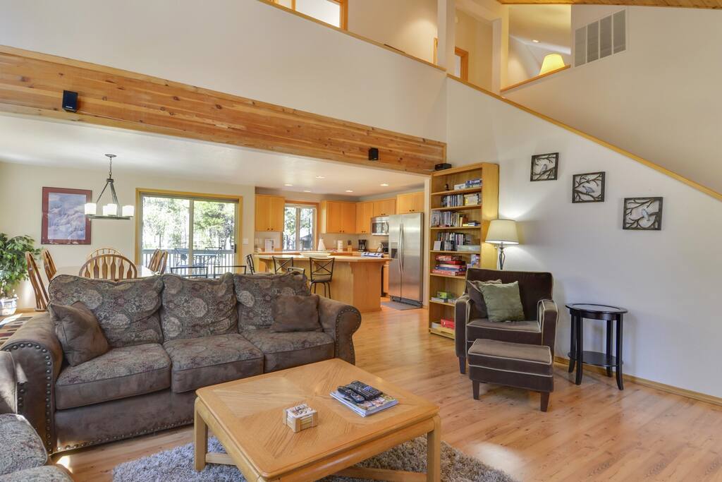 Couch,Furniture,Floor,Flooring,Indoors