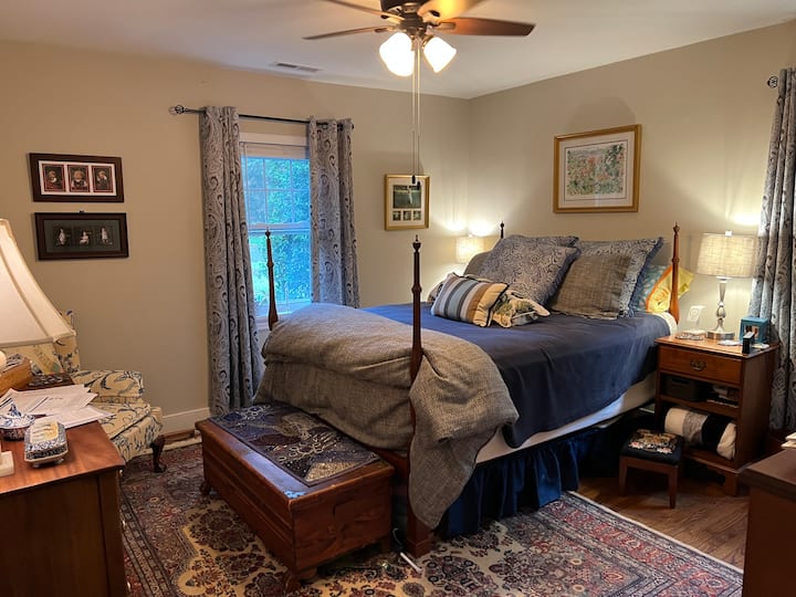 Მთავარი საძინებელი. გაითვალისწინეთ, რომ საწოლი მიწიდან უფრო მაღალია, ვიდრე თქვენი საშუალო საწოლი. Ჩვენ გთავაზობთ განავალს, რომ შესვლა გაგიმარტივოთ.