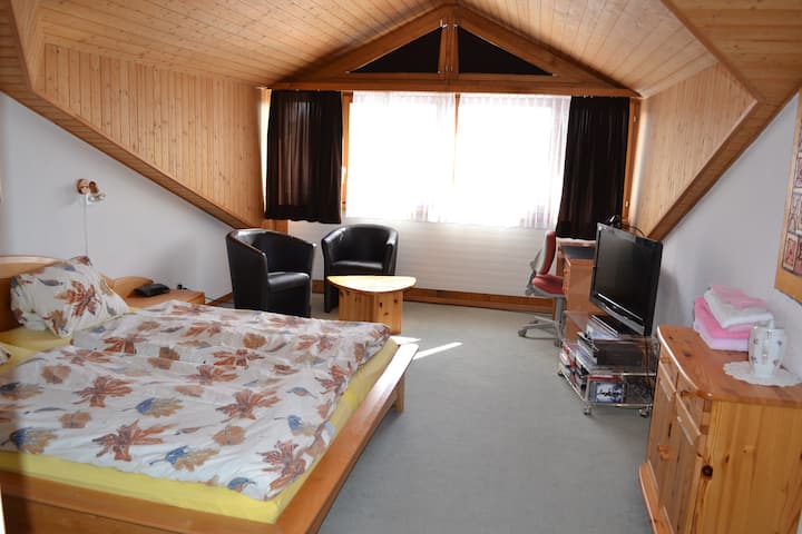 Chumba cha kulala 2 na sehemu ya kufanyia kazi