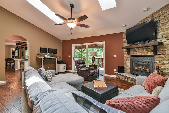 East Asheville: Hot Tub & Game Room, 6 miles to DT