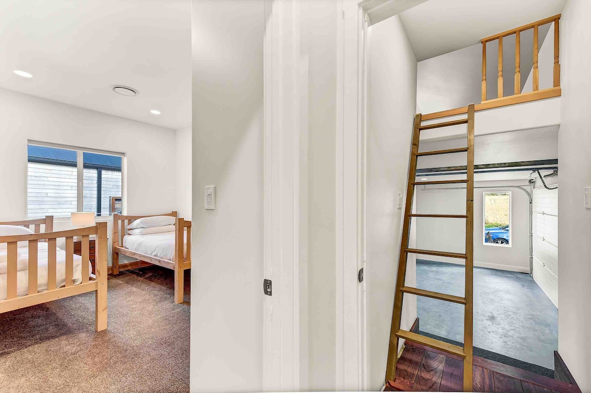 Ngazi inayoelekea kwenye mlango wa mezzanine 