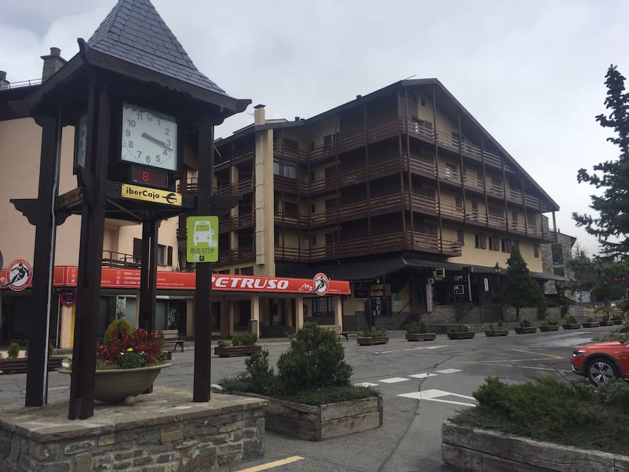 Edificio Jacetania junto al reloj de la plaza central