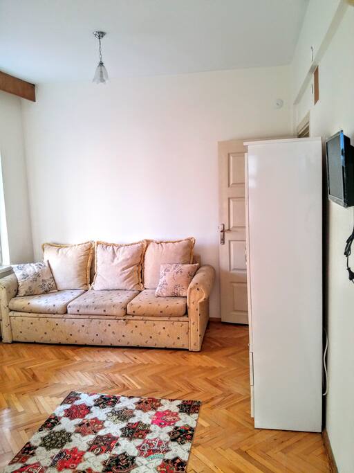 First room (30m2) has single size bed and quite a big couch (can become a double size bed). Also including wardrobe, carpet, air condition, one desk, one chair, LED TV with satellite channels and you will have your own big balcony.
First room $100p/w
Bond fee: 2 weeks rent fees
Minimum stay: 2 months