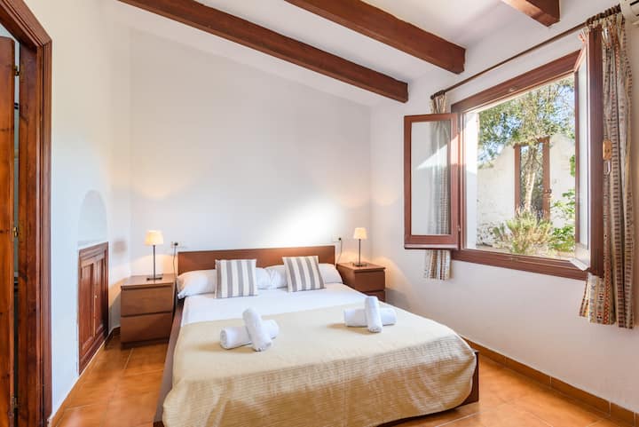 غرفة نوم رئيسية مع حمام داخلي 