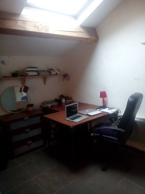 Grand bureau bien éclairé (sous le velux)