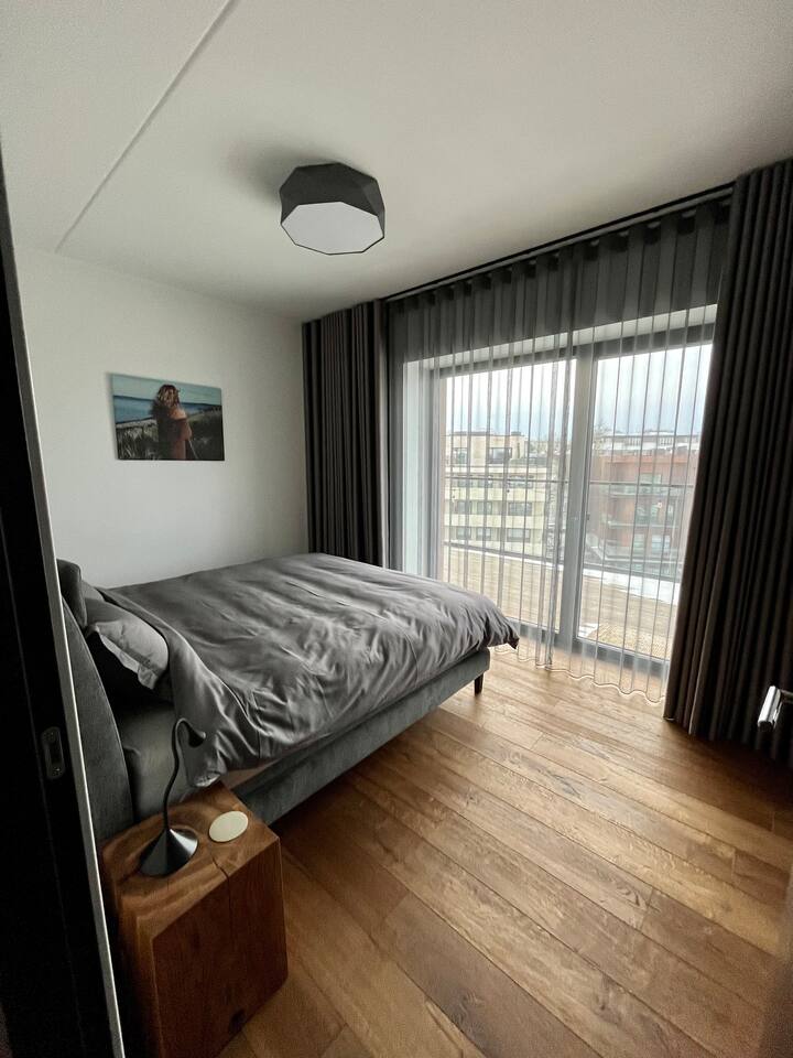 Una cómoda cama continental (180 cm), cortinas opacas y un juego de almohadas adicionales son una garantía de un buen sueño.