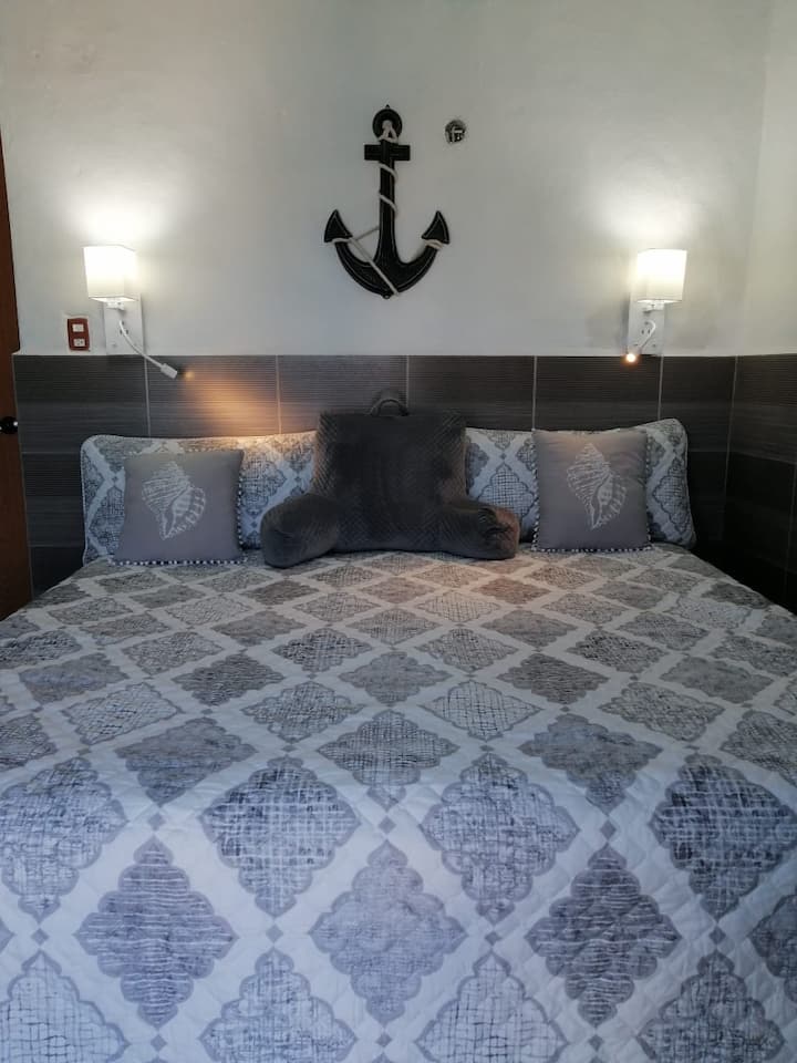 ห้องนอนพร้อมโคมไฟสำหรับอ่านหนังสือ 