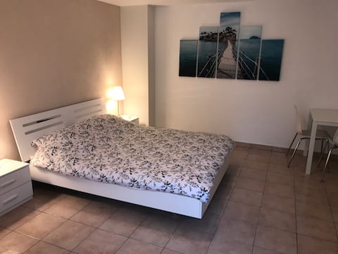 Jolie chambre & salle de bain privée dans villa