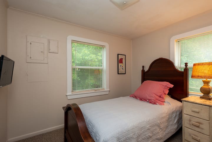 חדר קטן יותר עם תאורה טבעית נהדרת.