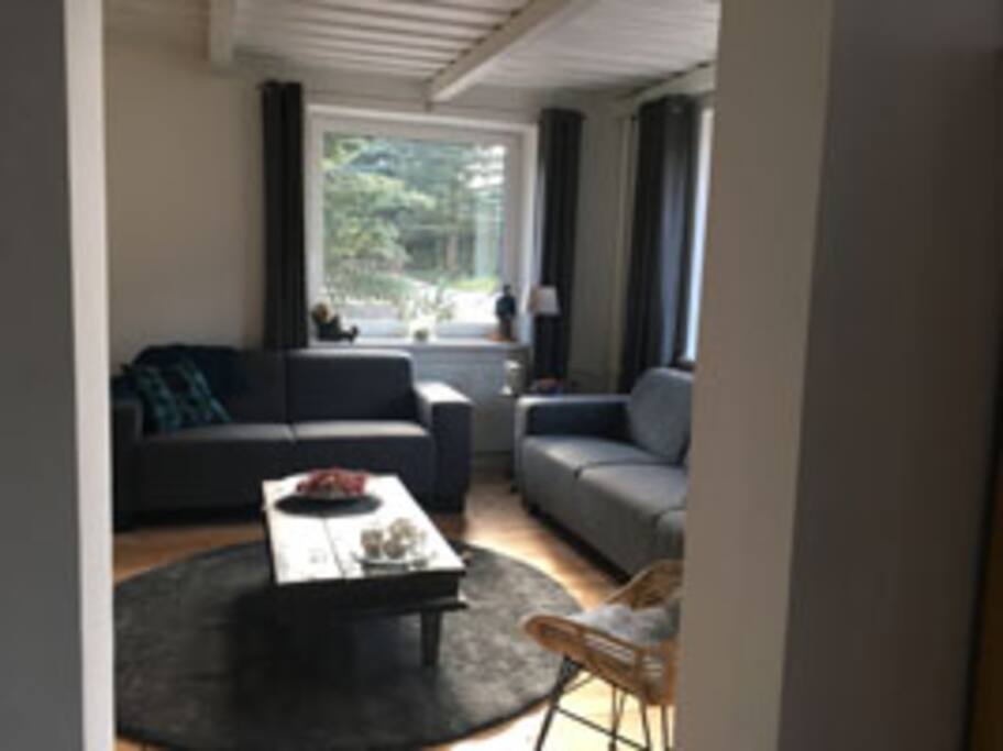 Doorkijjk vanuit eetgedeelte