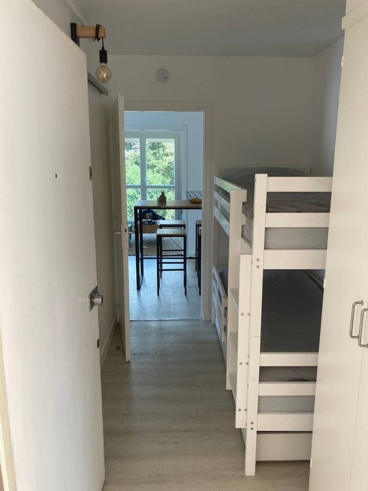 Mlango wa kuingia kwenye chumba.
Bafu liko upande wa kushoto mara moja.