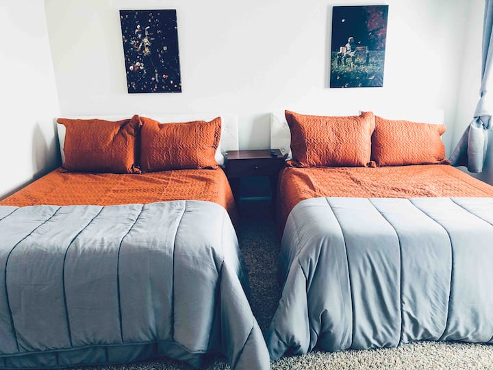 שתי המיטות המלאות בחדר השינה השני גדולות לשינה אחת או שתיים כל אחת.