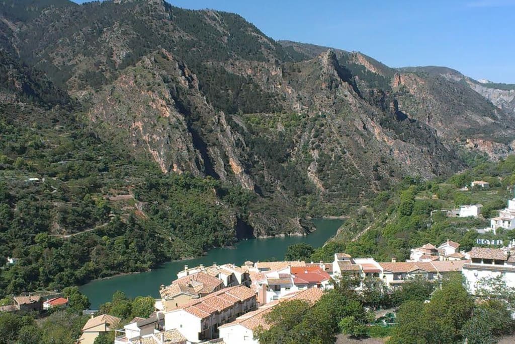Stunning National Park views - (lake levels dependent on water levels in reservoir)