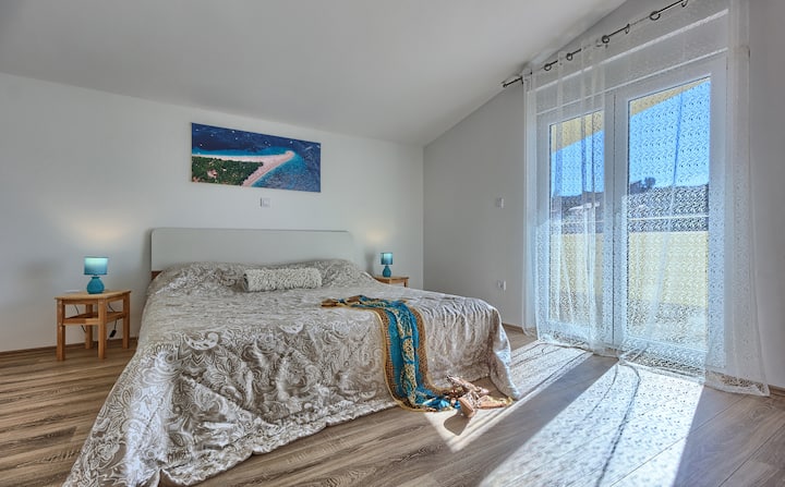 Habitación doble en el segundo piso con cama matrimonial y sofá cama para 1 persona