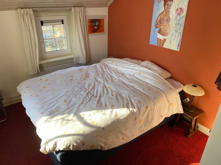 Chumba kikuu cha kulala, kitanda cha ukubwa wa malkia chenye mwonekano wa asubuhi juu ya bustani