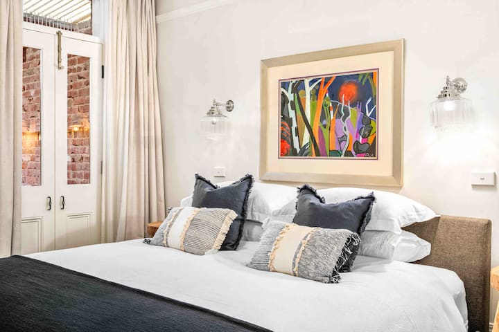 غرفة بسرير كينج بحمام خاص وشرفة