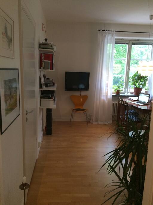 Vardagsrum med tv