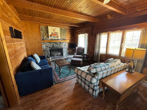 Cozy log cabin by Owasco Lake