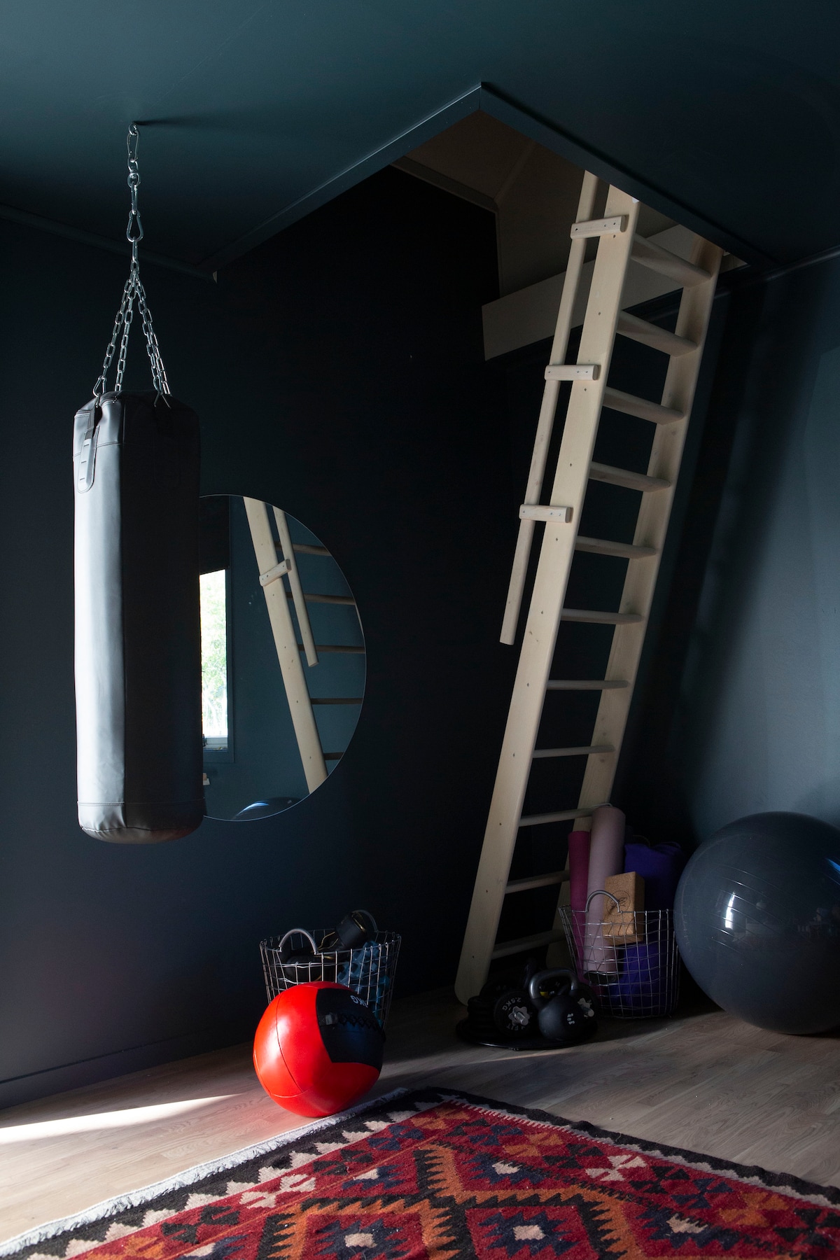 Голяма стая с хубав разтегателен диван 160 см. 

Домашен фитнес с чанта, пилатес топки, кетълбели и дъмбели.

Йога материали  като постелка, подложка и блок.