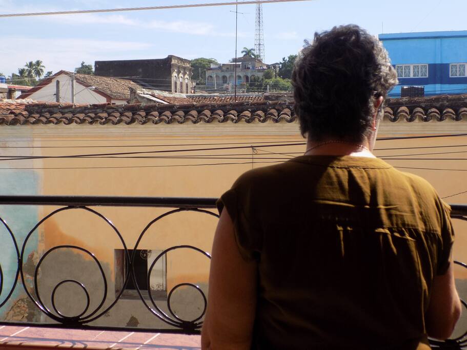 Fotografia tomada desde el balcon en 2do piso/ Picture from the 2nd floor balcony.
