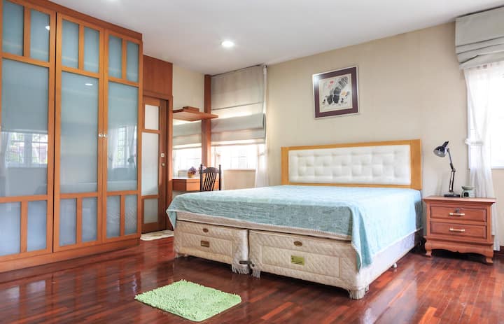 Главна спалня – 1-ви етаж
Помещение с площ приблизително 42 кв. м с климатик на тавана, баня и собствен вход и градина. 