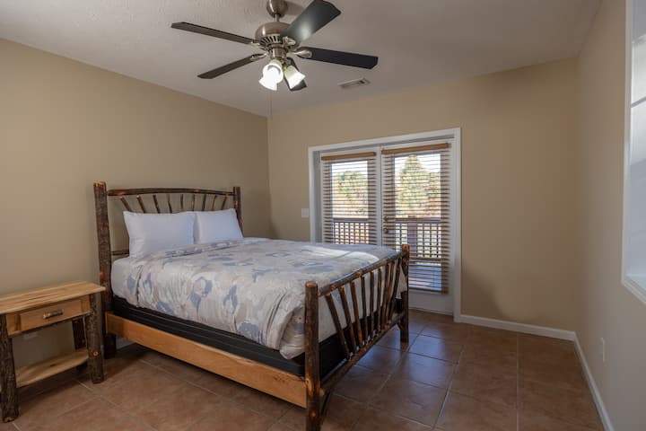 Време е за спиење? Одете во удобните спални соби - почнувајќи од спалната соба број 1 опремена со брачен кревет (широк 150-179 см) на голема дрвена рамка. Со пристап до приватниот балкон преку двојни врати