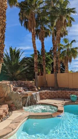 Huge Private Pool/HotTub/BBQ! 15 min to Strip! gallery image 3