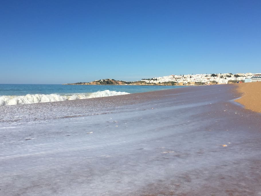 vue de votre plage sur la vieille ville d'Albufeira
